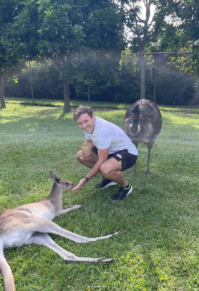 Fürs Kängurufüttern war trotz dichtem Trainingsplan Zeit