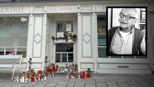 Kerzen und Blumen vor dem Café, das Franz Lex über viele Jahre führte. 