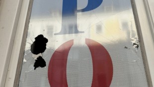 Eine Fensterscheibe des Büros wurde mit Steinen eingeschlagen