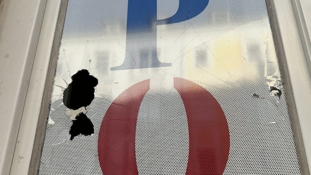 Eine Fensterscheibe des Büros wurde mit Steinen eingeschlagen