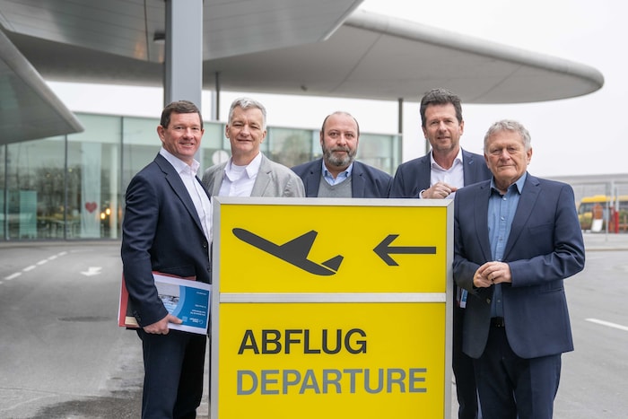 Zogen am Dienstag Bilanz über das Jahr 2025: Flughafen-Geschäftsführer Jürgen Löschnig (1. v. ...