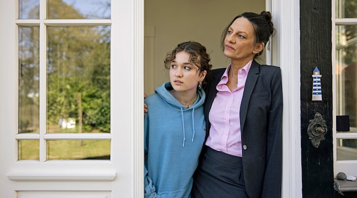 Schwester und Mutter der verstorbenen Studentin Annalena führen ein schwieriges Leben.