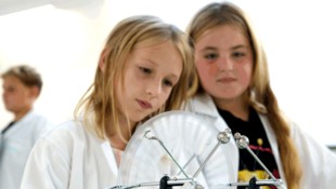 Beim spielerischen Experementieren sollen nicht nur Jungs sondern auch Mädchen für technische ...
