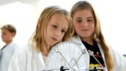 Beim spielerischen Experementieren sollen nicht nur Jungs sondern auch Mädchen für technische ...