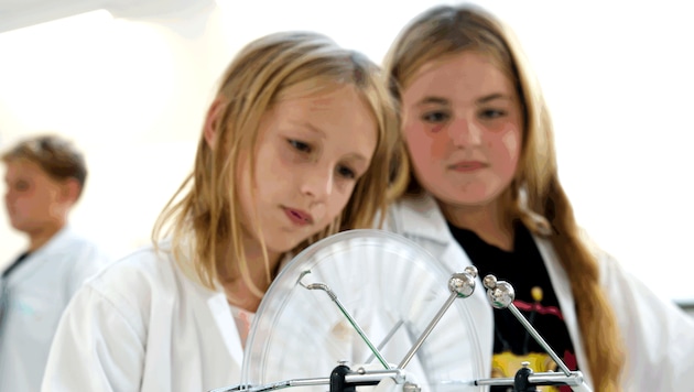 Beim spielerischen Experementieren sollen nicht nur Jungs sondern auch Mädchen für technische ...