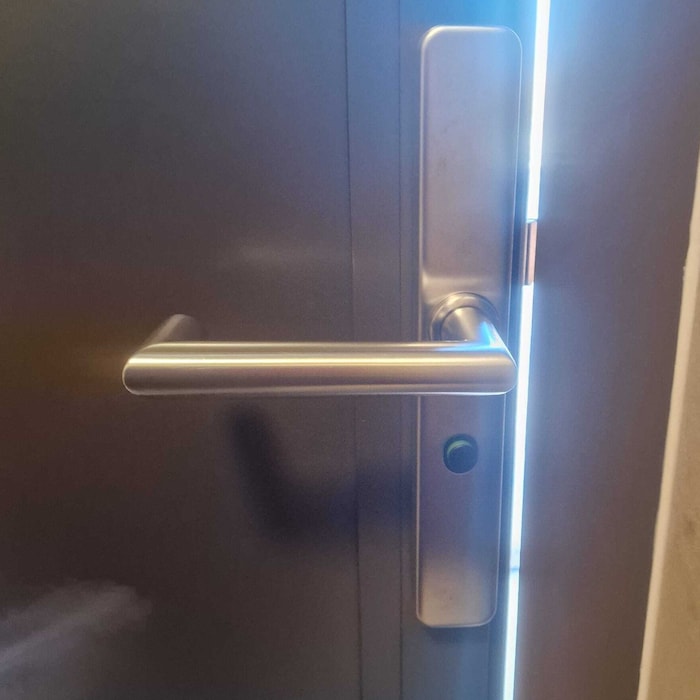 Der grüne Knopf verriegelt die Tür. Wird er bei offener Tür beim Rausgehen noch einmal gedrückt, ...