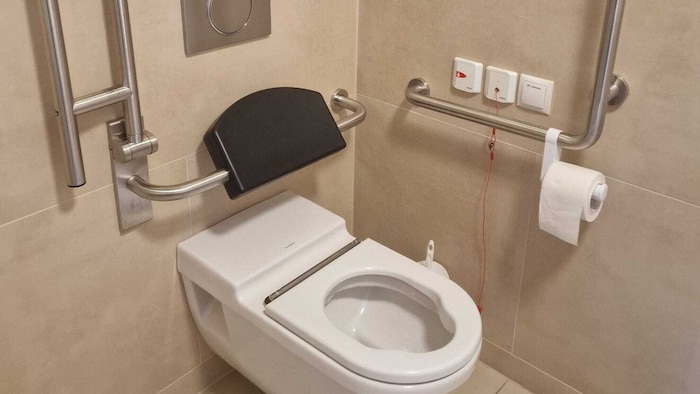 Kurios: Das Behinderten-WC ist beliebter Treffpunkt für Jugendliche – und für Vandalen.