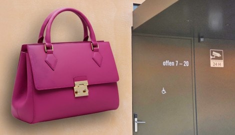 Die am WC eingesperrte Handtasche (Symbolbild) einer Jugendlichen wurde zu einem „Notfall“.