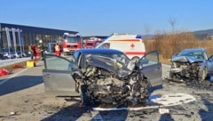 Die Fahrzeuge kollidierten am Dienstag gegen 13 Uhr frontal.