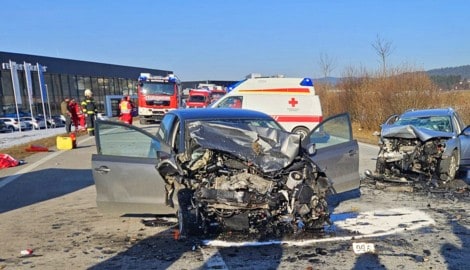 Die beiden Fahrzeuge waren völlig zerstört.