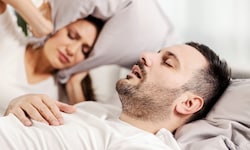 Nächtliches „Sägen“ und stille Sekunden – Schnarchen mit Atemaussetzern ist nicht harmlos!