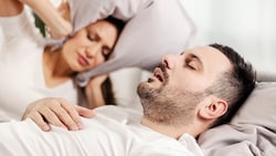 Nächtliches „Sägen“ und stille Sekunden – Schnarchen mit Atemaussetzern ist nicht harmlos!