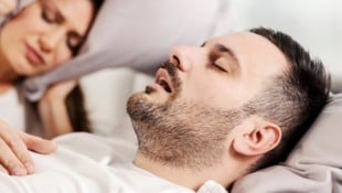 Zumeist werden Partner darauf aufmerksam, wenn der Mann an Schlafapnoe leidet.