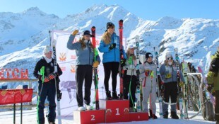 789 Tage nach ihrem folgenschweren Sturz stand Vanessa Nußbaumer (3. v. re.) in St. Anton ...