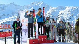 789 Tage nach ihrem folgenschweren Sturz stand Vanessa Nußbaumer (3. v. re.) in St. Anton ...