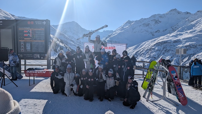 Das gesamte ÖSV-Team freute sich mit und ließ „Nessi“ am Rendl hochleben.