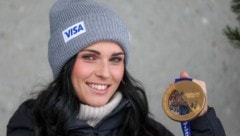 Anna Veith im Jänner 2026 mit ihrer Goldmedaille von den Olympischen Spielen 2014. 