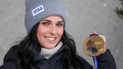 Anna Veith im Jänner 2026 mit ihrer Goldmedaille von den Olympischen Spielen 2014. 