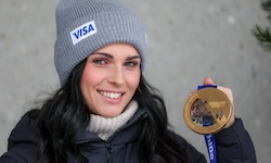 Anna Veith im Jänner 2026 mit ihrer Goldmedaille von den Olympischen Spielen 2014. 