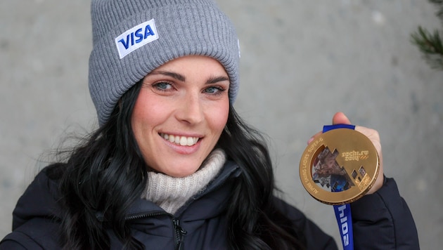 Anna Veith im Jänner 2026 mit ihrer Goldmedaille von den Olympischen Spielen 2014.