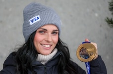 Anna Veith im Jänner 2026 mit ihrer Goldmedaille von den Olympischen Spielen 2014. 