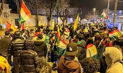 Mehrere Hundert Kurden trafen sich am Dienstagabend zu einer spontanen Demonstration beim ...