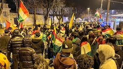 Mehrere Hundert Kurden trafen sich am Dienstagabend zu einer spontanen Demonstration beim ...