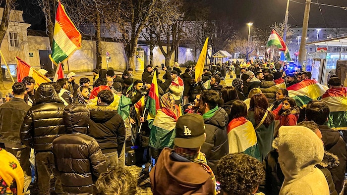 Mehrere Hundert Kurden trafen sich am Dienstagabend zu einer spontanen Demonstration beim ...