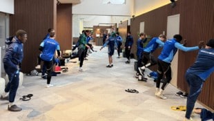 Die Hartberger aktivierten sich für ihr Regenerationstraining im Gang zum Spa.