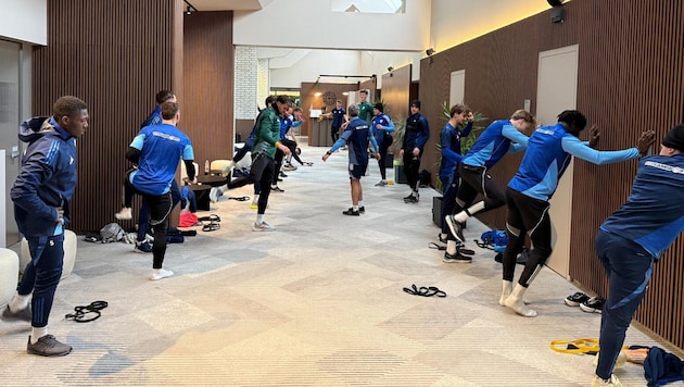 Die Hartberger aktivierten sich für ihr Regenerationstraining im Gang zum Spa.