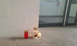 Mit Kerzen wird dem Getöteten gedacht.
