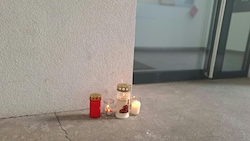 Mit Kerzen wird dem Getöteten gedacht.