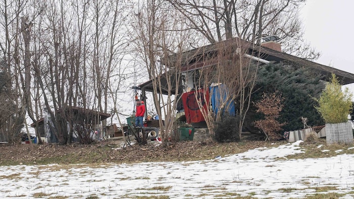 Die Beamten verhandelten mehrere Stunden mit ihm.