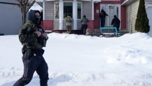 Der US-Präsident Donald Trump hat eine harte Gangart der Behörde ICE gegen Migrantinnen und ...