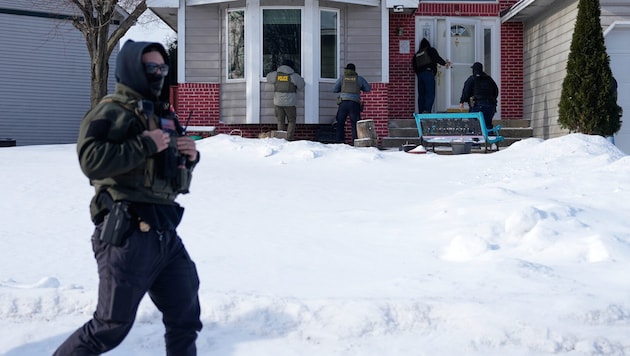 Der US-Präsident Donald Trump hat eine harte Gangart der Behörde ICE gegen Migrantinnen und ...