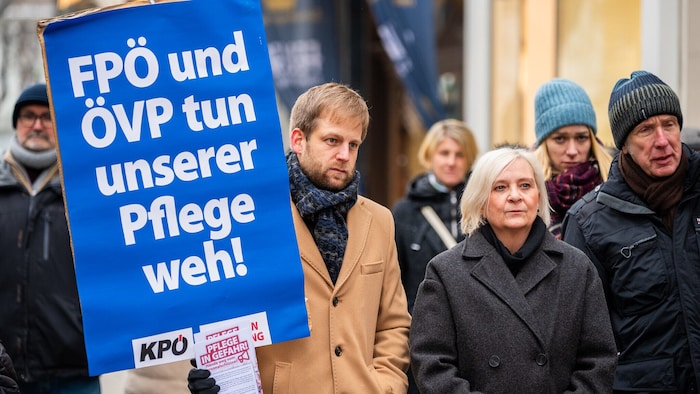 Vor der Landtagssitzung protestierte die KPÖ in der Herrengasse.