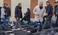 Trauernde Iraner suchen im Leichenschauhaus von Kahrizak südlich von Teheran in den am Boden ...