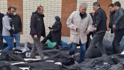 Trauernde Iraner suchen im Leichenschauhaus von Kahrizak südlich von Teheran in den am Boden ...