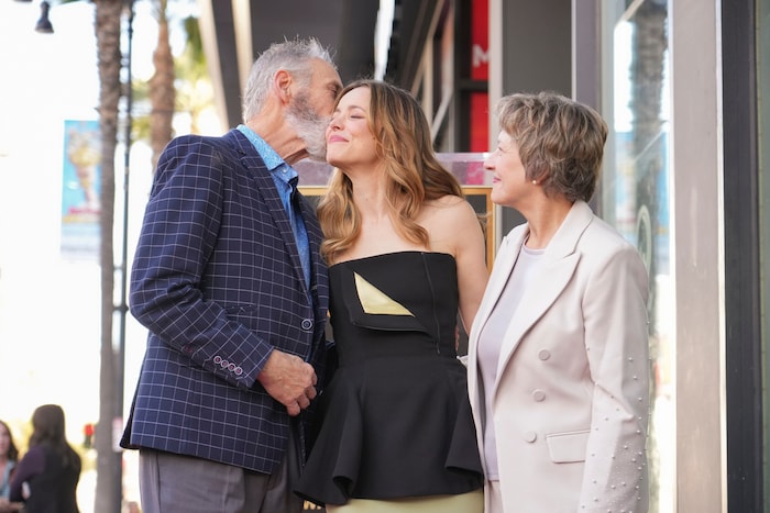 Vom stolzen Papa gab‘s ein Bussi für die Schauspielerin.