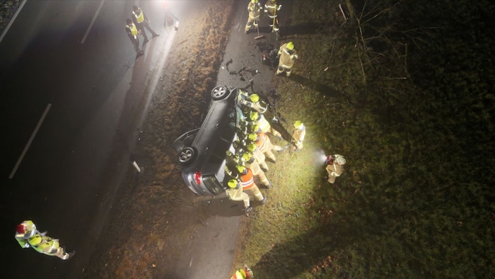 Die Einsatzkräfte hievten das Gefährt wieder auf die vier Räder.