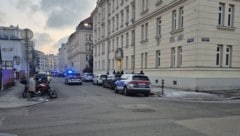 Mehrere Polizeiautos rückten in die Gerichtsgasse nahe der SCN aus.