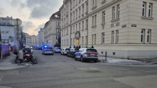 Mehrere Polizeiautos rückten in die Gerichtsgasse nahe der SCN aus.