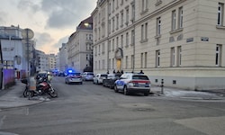 Mehrere Polizeiautos rückten in die Gerichtsgasse nahe der SCN aus.