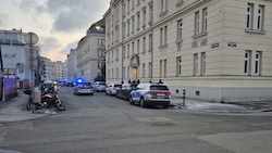 Mehrere Polizeiautos rückten in die Gerichtsgasse nahe der SCN aus.