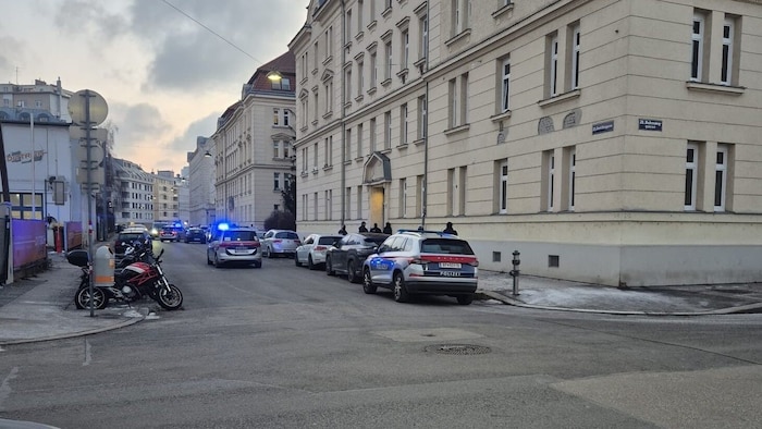 Mehrere Polizeiautos rückten in die Gerichtsgasse nahe der SCN aus.