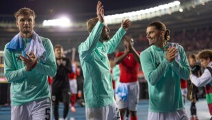 Stefan Posch (li.) unterschreibt in Mainz.