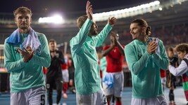 Stefan Posch (li.) unterschreibt in Mainz.