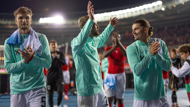 Stefan Posch (li.) unterschreibt in Mainz.