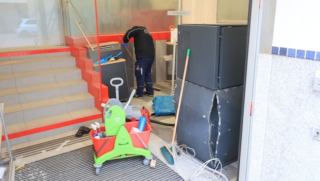 Der Schaden durch die Bankomatsprengung ist hoch. Der Bereich wurde großräumig abgesperrt.