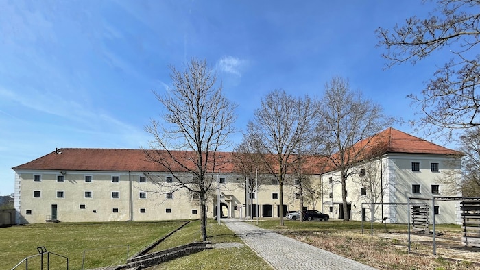 Zu dem Schloss mit rund 1300 Quadratmetern gehört auch ein historisches Wirtschaftsgebäude mit ...